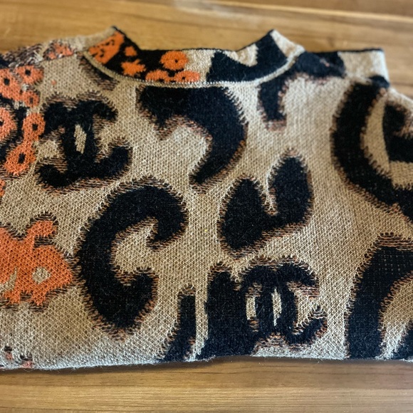 CHANEL Black and Orange Crew Neck Sweaters with Cozy Texture - Picture 8 of 8